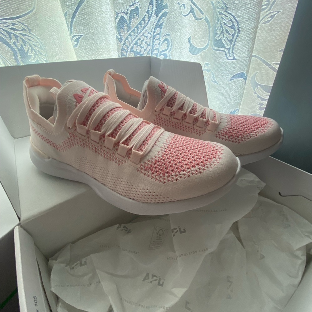 NIB APL Women's Techloom Breeze Size 6 Crème/Fire Coral/White